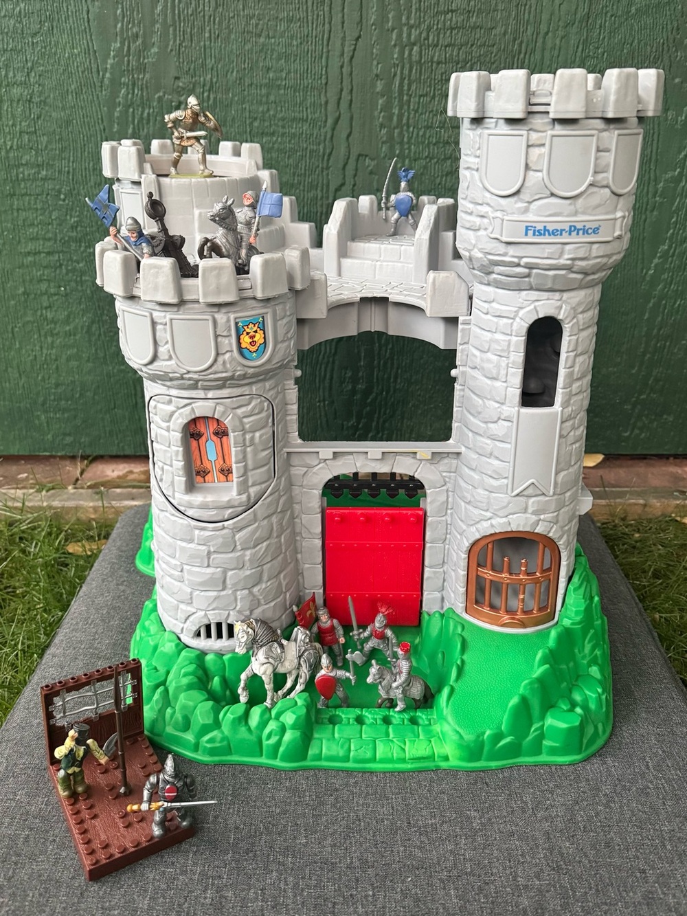 Vintage 1994 Fisher Price Great Adventures Castle Play Set W/ Knights and Horses